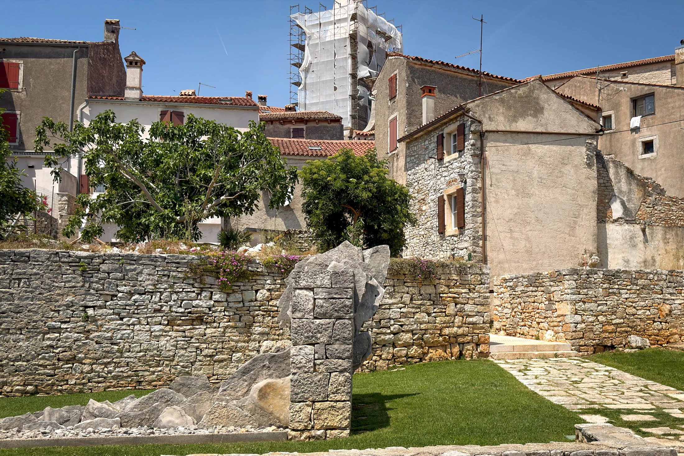 Park i kamene kuće u Balama u Istri