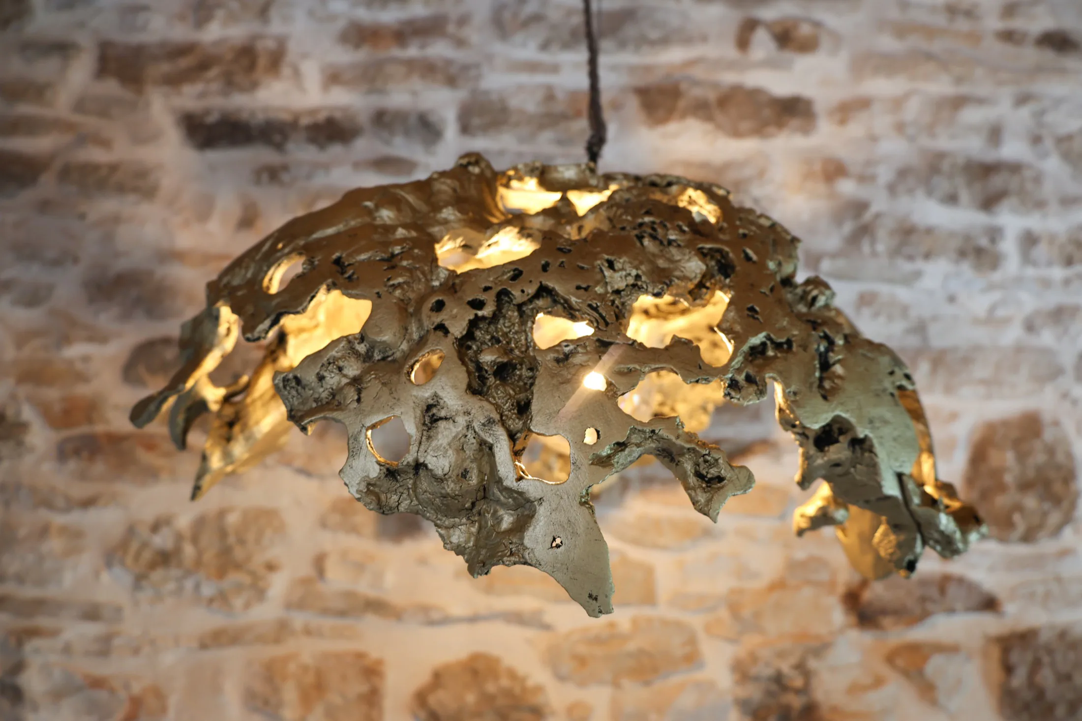 Skulpturalna rasvjeta na kamenom zidu